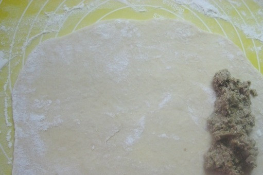 1. Этап. Булочки облитые халвой: Раскатайте кусочки в прямоугольники. На один конец выложите начинку.