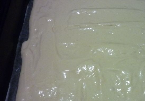 1. Этап. Выпечка с халвой: Потом постепенно всыпьте муку. Аккуратно замешайте тесто снизу вверх. Влейте его на противень, смазанный маслом. Запекайте бисквит в духовке при 180 градусах 15-20 минут.