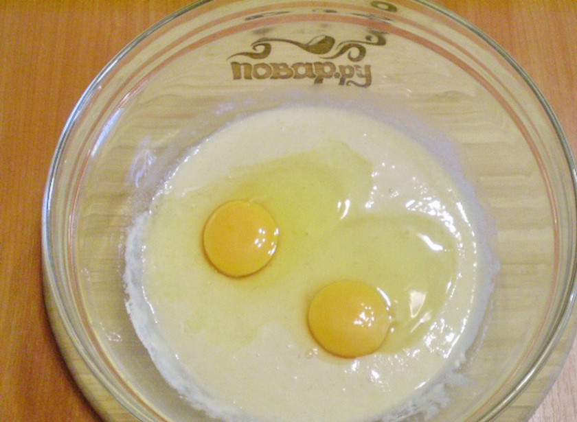 1. Этап. Классический манник на кефире: Затем добавьте яйца, сливочное масло, ванилин или корицу.