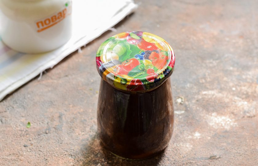 1. Этап. Абрикосовое варенье с какао: Банку герметично закатайте стерильной крышкой, поставьте дном вверх. Укройте заготовку теплым пледом или одеялом, оставьте на 24 часа в покое. Спустя указанное время перенесите заготовку в кладовку.