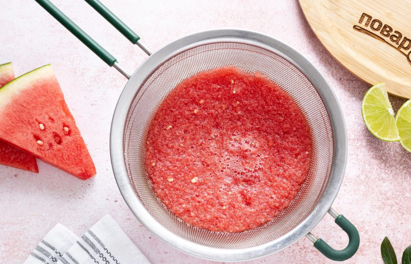 1. Этап. Арбузный мармелад: Процедите получившуюся жидкость через мелкое сито.