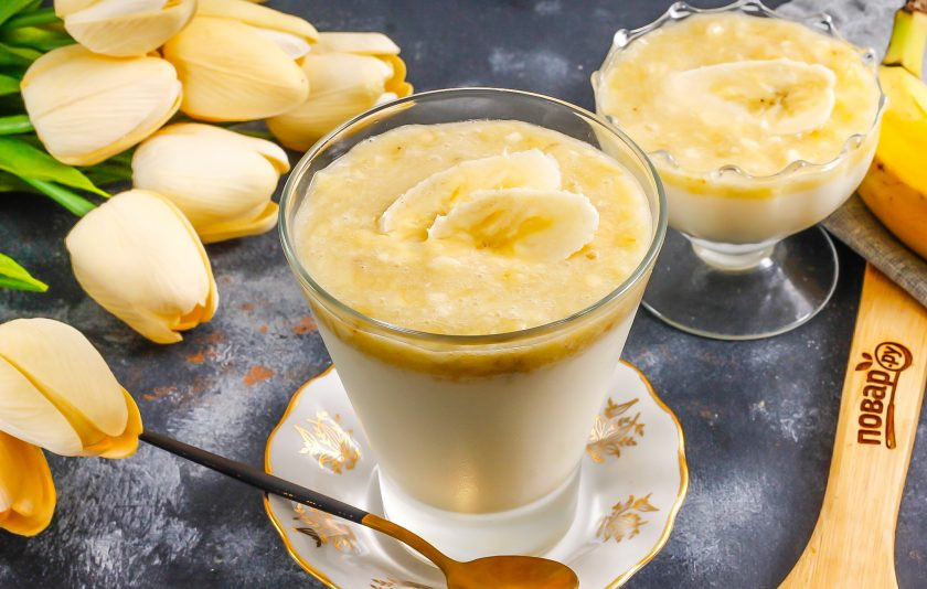 1. Этап. Банановая панакота: Как только сливки застынут, выложите на них банановое пюре, украсьте банановыми слайсами и подайте к столу охлажденным.