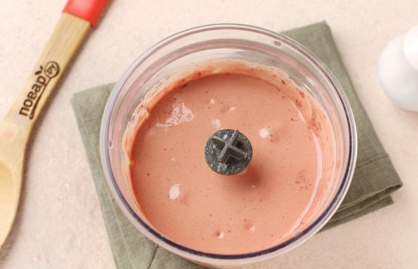 1. Этап. Оладьи из куриной печени: Измельчите всё до однородного состояния.