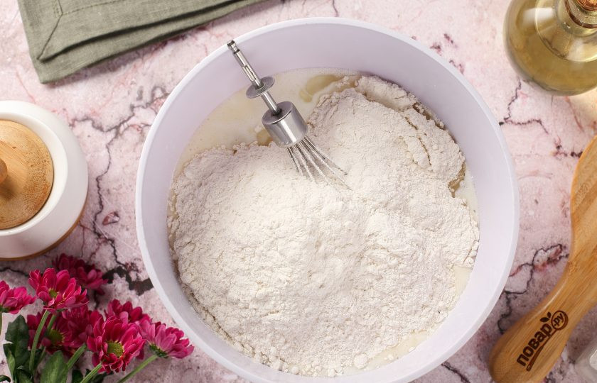 1. Этап. Блины на снежке: Добавьте муку.