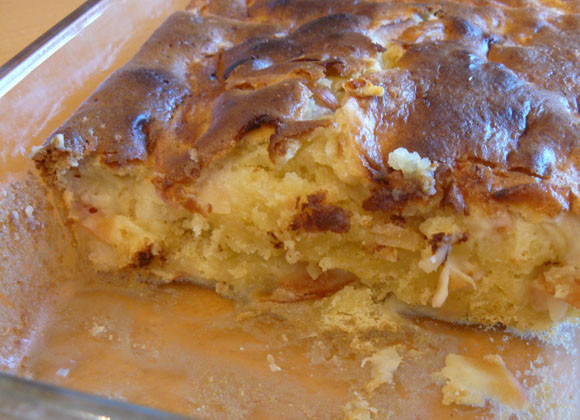 1. Этап. Шарлотка на сметане: 5. Вот так выглядит классический рецепт шарлотки на сметане. Получается пирог невероятно нежным и вкусным! Мои домашние любят его с чаем и соком.