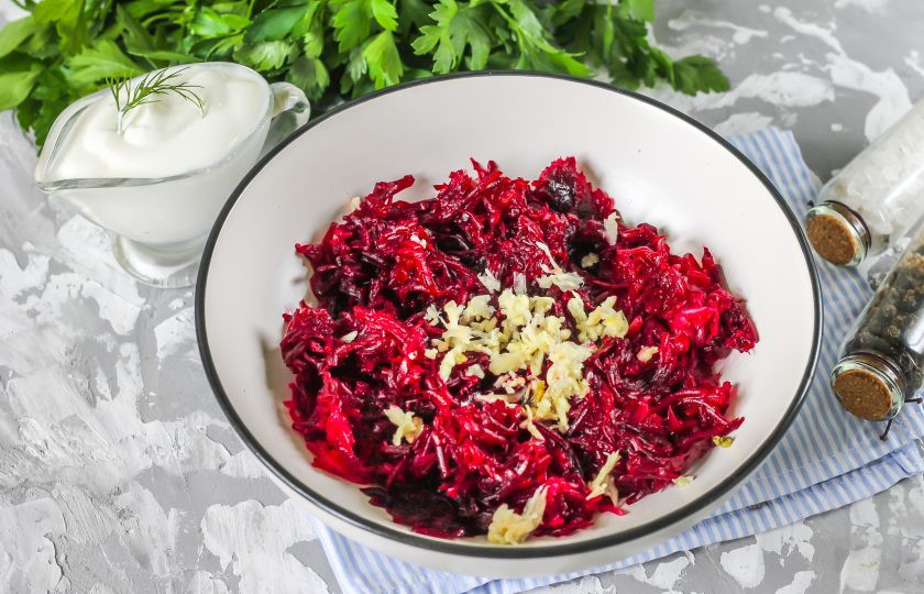 1. Этап. Свекла со сметаной и чесноком: Очистите чесночные зубчики и промойте, спрессуйте сквозь специальный кухонный гаджет в салатник на свекольную массу.