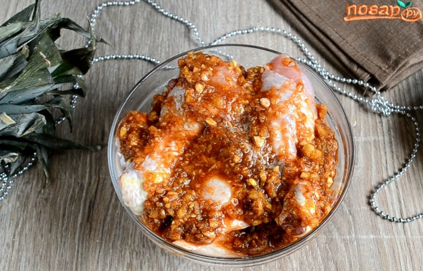 1. Этап. Курица, запеченная с ананасами: В подходящую емкость выкладываем кусочки курицы, заливаем их получившимся маринадом из блендера. Ставим курицу в холодильник мариноваться. Мариновать можно и 2 часа, можно и ночь. Делайте, как вам удобнее. Чем дольше курица будет мариноваться, тем ярче будет ананасовый привкус.