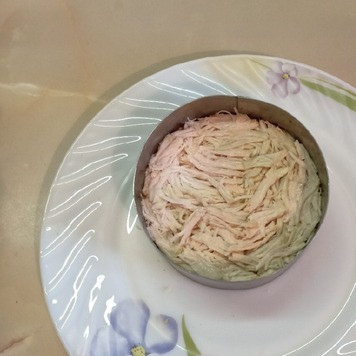 1. Этап. Салат Вкуснейший: Куриное филе разобрать на волокна и выложить следующим слоем.