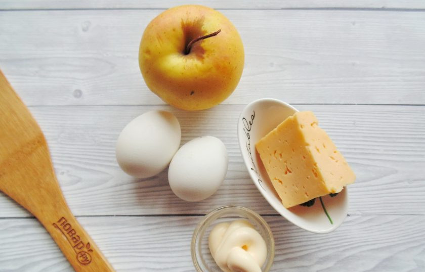 1. Этап. Салат Яблоки на снегу: Возьмите все ингредиенты для приготовления салата.