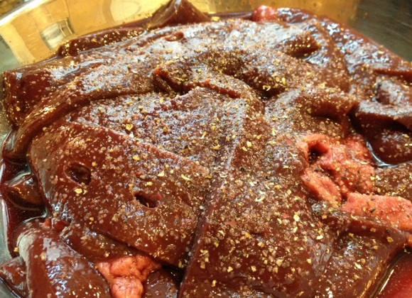 1. Этап. Печень с грибами: 3. Нарезать печень крупными кусочками. Посолить и поперчить по вкусу, при желании в рецепт приготовления печени с грибами можно добавить немного бальзамического уксуса. Оставить на 10-15 минут. Если время позволяет предварительно можно замочить печень в молоке примерно на 30 минут.