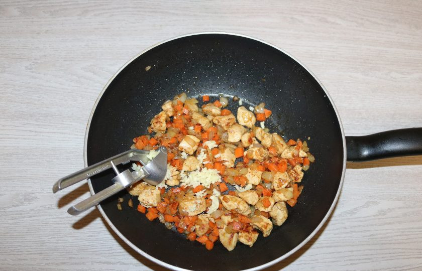 1. Этап. Гречка по-купечески с курицей: Выдавите чеснок, хорошо перемешайте .