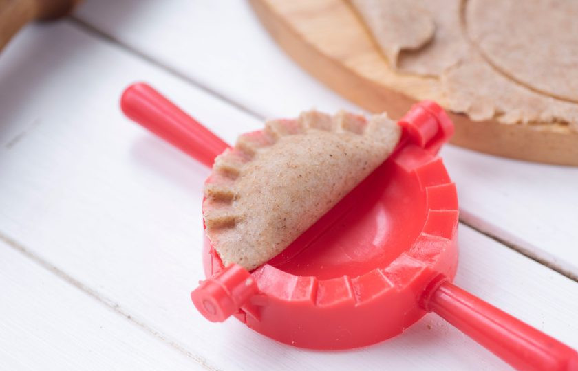 1. Этап. Диетические вареники: Скрепите края теста удобным способом, формируя заготовки вареников.