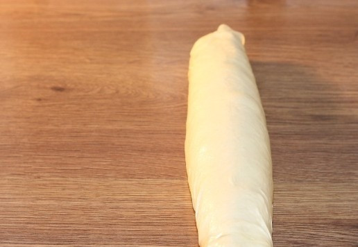 1. Этап. Лепешки по мотивам фесели: 15. И свернула слои теста в плотный рулет.