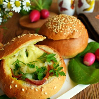 Горячие булочки с яйцом и сыром