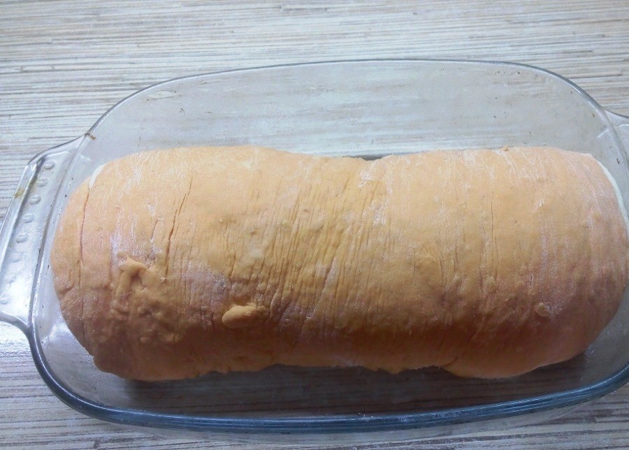 1. Stage. Patterned bread: Pinch the seam and place in a bread mold.