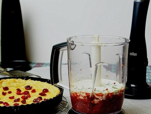 1. Этап. Пирог с куриной печенью: Добавляем в ту же чашу блендера сливки, базилик, одно яйцо, соль и перец. Взбиваем до однородности еще раз.