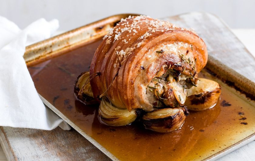 1. Этап. Итальянская поркетта: 5. Влейте в противень с мясом белое вино и пол стакана воды. Запекайте свинину в течение часа при температуре 200-220 градусов. Приятного аппетита!