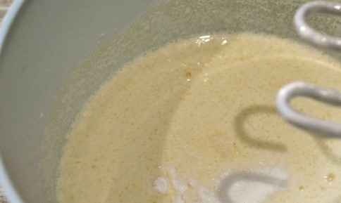 1. Этап. Тесто для пирогов на закваске: 7. Добавьте 1 ч.л. соды и 2 г. ванилина, снова перемешайте.