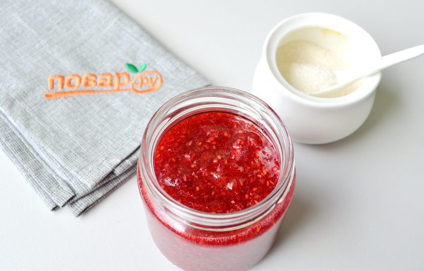 1. Этап. Малина с сахаром: 4. Подготовьте баночки и крышки, их лучше простерилизовать. Разложите малину с сахаром так, чтобы до горлышка оставался 1-1,5 см.