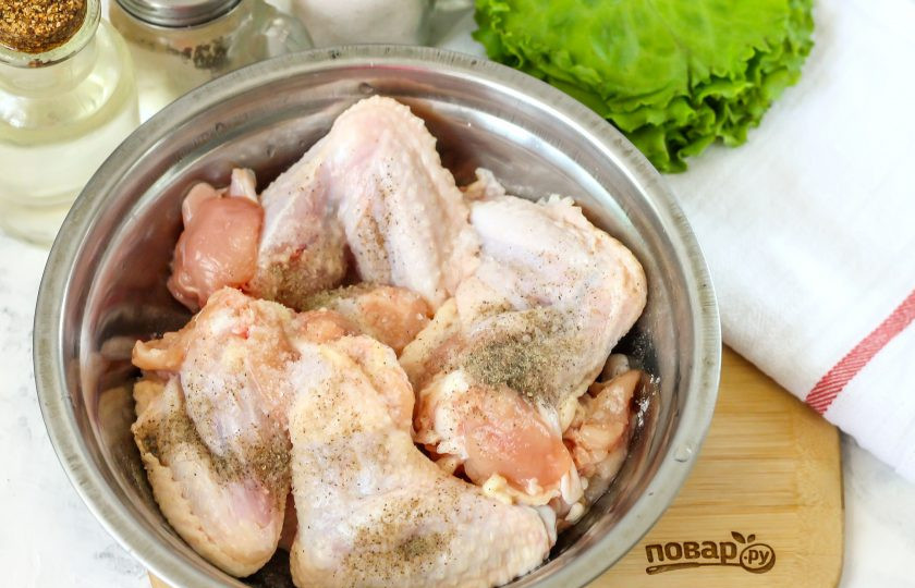 1. Этап. Крылышки в кефире в духовке: Куриные крылышки промойте в воде и обсушите бумажными салфетками, удалите перышки, если они присутствуют. Обязательно обрежьте последнюю фалангу крыла, если купили целые крылышки, так как она подгорит.