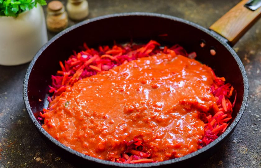 1. Этап. Борщ с лечо: Влейте в сковороду лечо, тушите 10 минут на небольшом огне.