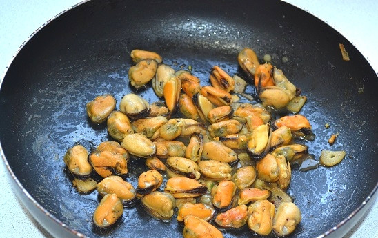 1. Этап. Мидии в соевом соусе: 8. Через минуту мидии в соевом соусе уже готовы.