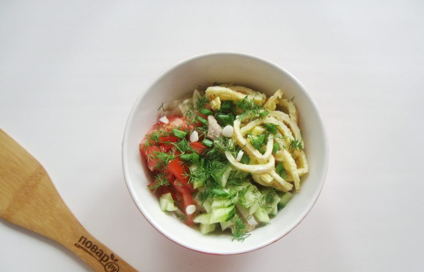 1. Этап. Корейская окрошка Кукси: Добавьте чеснок, зеленый лук и зелень.