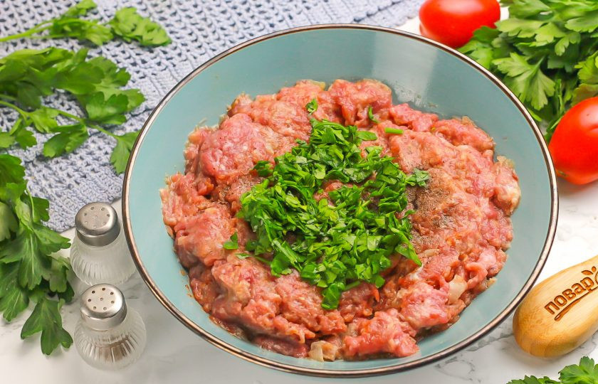 1. Этап. Котлеты по-турецки: Промойте и измельчите петрушку, мелко нарежьте и добавьте в фарш. Тщательно перемешайте и отбейте фарш, вкидывая его обратно в миску.
