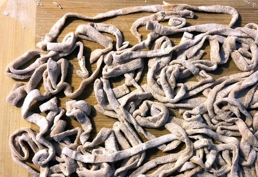 1. Этап. Печеночная лапша: Стряхиваем лишнюю муку и варим лапшу 3-4 минуты на медленном огне.