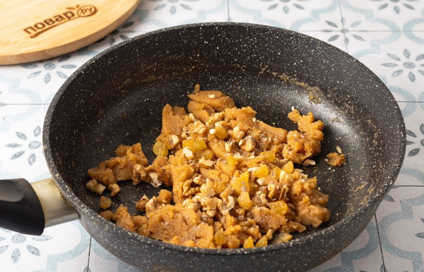 1. Этап. Олва: Добавьте молотый кардамон, измельченные грецкие орехи и изюм. Готовьте еще 2-3 минуты.