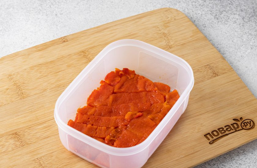 1. Этап. Террин из овощей: На дно пластиковой формы выложите болгарский перец.