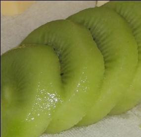 1. Этап. Канапе с ананасом и сыром: 4. Киви нарезаем дольками. Тоже окунаем в шоколад. При желании и сыр, и киви нарежьте сердечками или звездочками, чтоб было красивее.