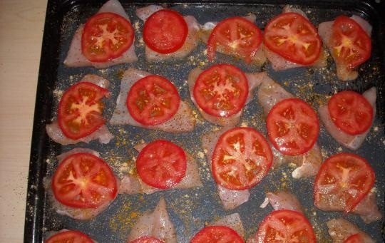 1. Этап. Куриное филе с помидорами и сыром: Нарежьте помидоры колечками. Выложите их поверх курицы.