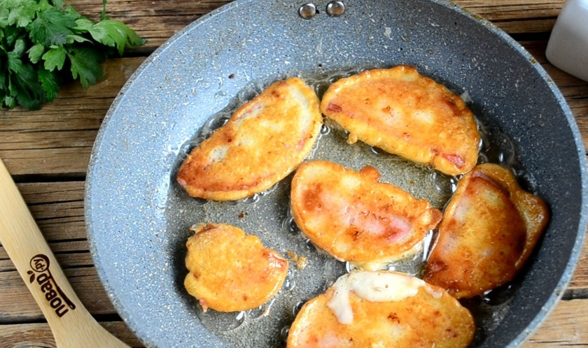 1. Этап. Колбаса в кляре необычная крутая: Жарьте с двух сторон до образования золотистой корочки.