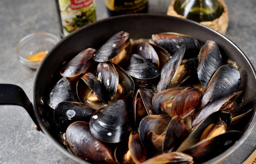 1. Этап. Мидии в устричном соусе: За это время мидии должны полностью раскрыться. Если же какой-то моллюск не раскрылся, его также следует выбросить.