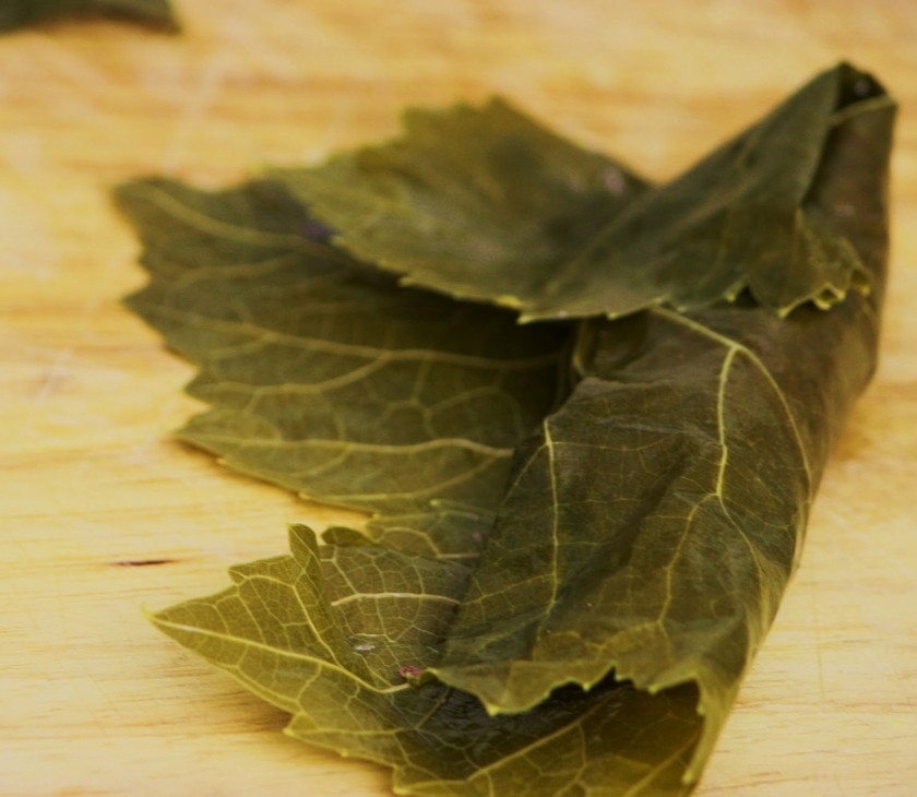 1. Этап. Долма по-азербайджански: 9. Загните с одной стороны.