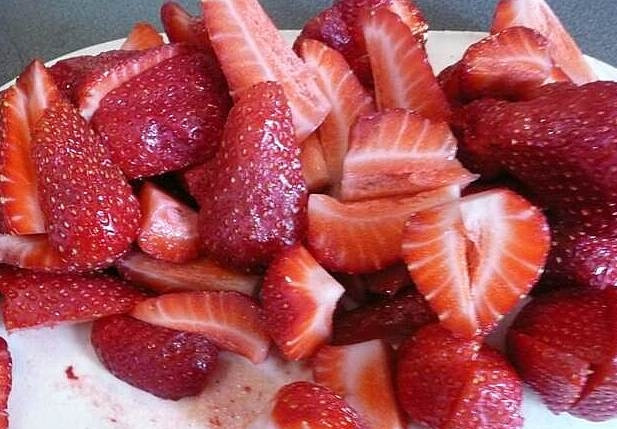 1. Этап. Салат из спаржи и курицы: Клубнику вымыть, обсушить и осторожно нарезать на половинки или четвертинки.