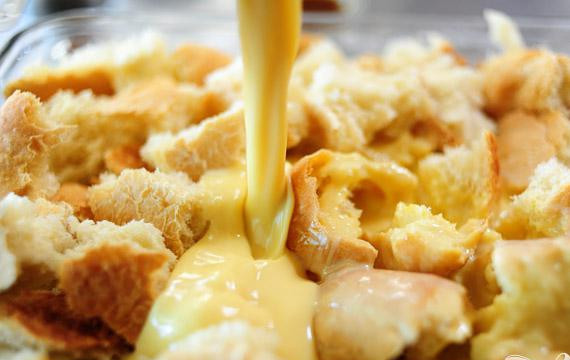 1. Этап. Французские тосты с корицей: 2. Смешать яйца, молоко, сливки, сахар и ваниль. Равномерно вылить смесь на хлеб. Плотно закрыть крышкой и хранить в холодильнике несколько часов или ночь.