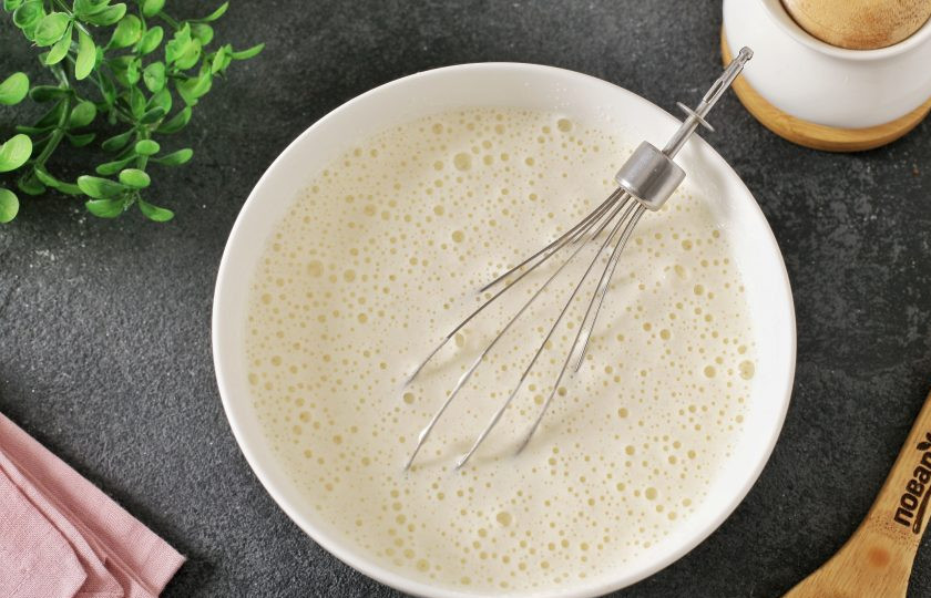 1. Этап. Шарлотка с брусникой: Взбейте в течение 5-7 минут до появления белой воздушной массы.