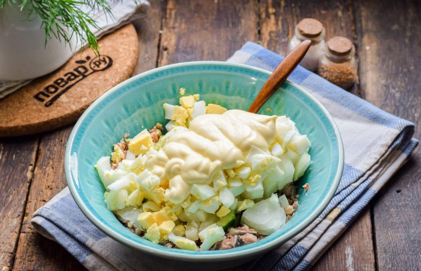 1. Этап. Салат из консервированной сайры: Заправьте салат майонезом, добавьте соль и перец по своему вкусу, перемешайте все и подавайте к столу.