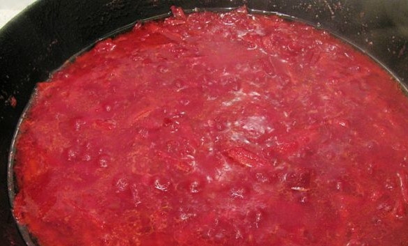 1. Этап. Борщ на свиных ребрышках: 8. Самое время добавить томат и томатную пасту. Можно обойтись и чем-то одним, при необходимости. На медленном огне тушить все минут 10.