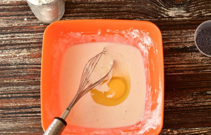 1. Этап. Булка Черкизовская: Затем вбейте куриное яйцо.