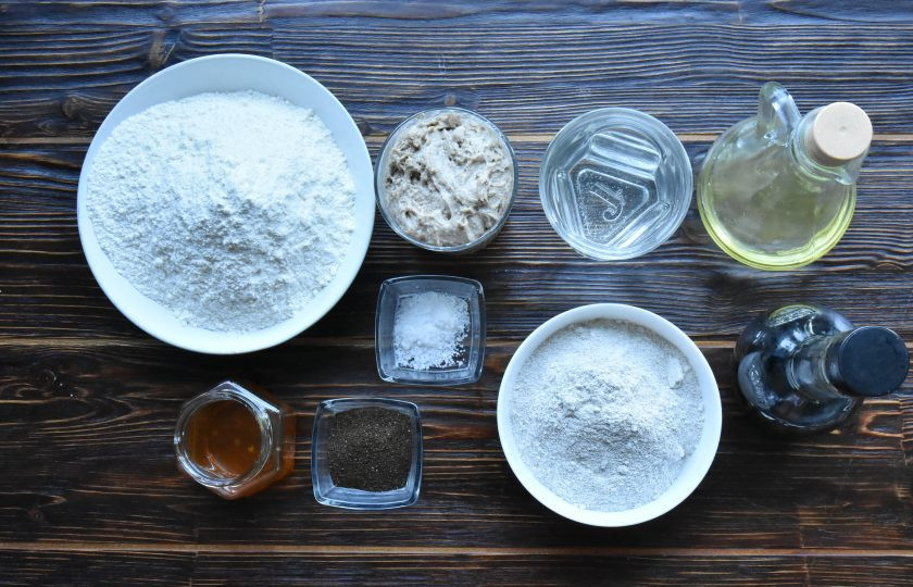 1. Этап. Дарницкий хлеб на закваске в хлебопечке: Подготовьте продукты для приготовления хлеба. Муку соедините и просейте дважды через мелкое сито. Уксус можно взять яблочный, винный или белый 9%.