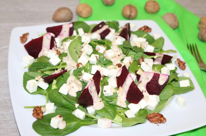 1. Этап. Зелёный салат со свеклой: Зелёный салат со свеклой готов. Приятного аппетита!