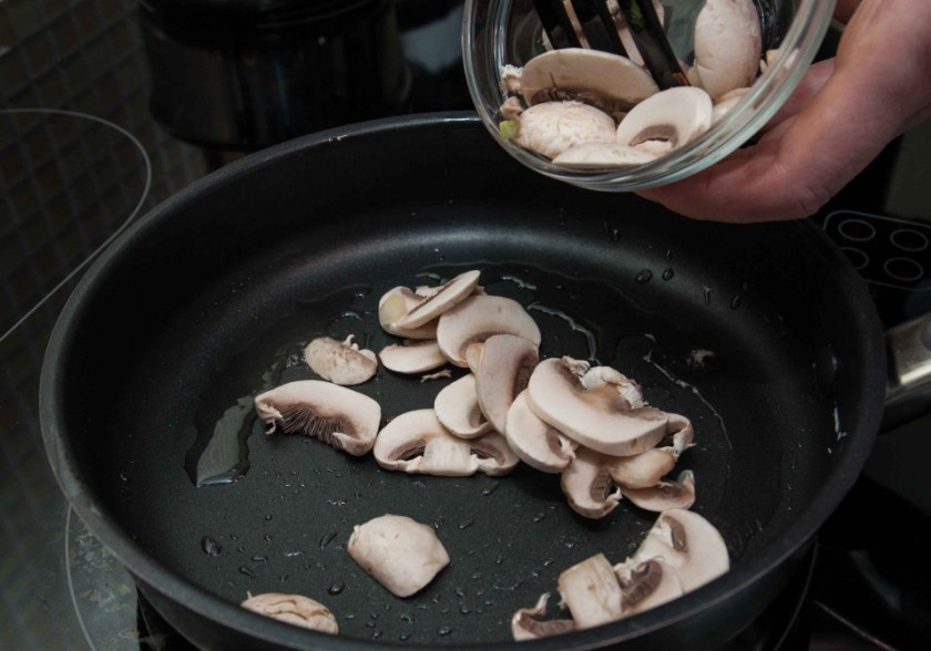 1. Этап. Паста с куриной грудкой: В чесночном масле обжарьте грибы.