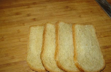 1. Этап. Гренки с яйцом: Нарежьте белый хлеб ломтиками одинаковой толщины.