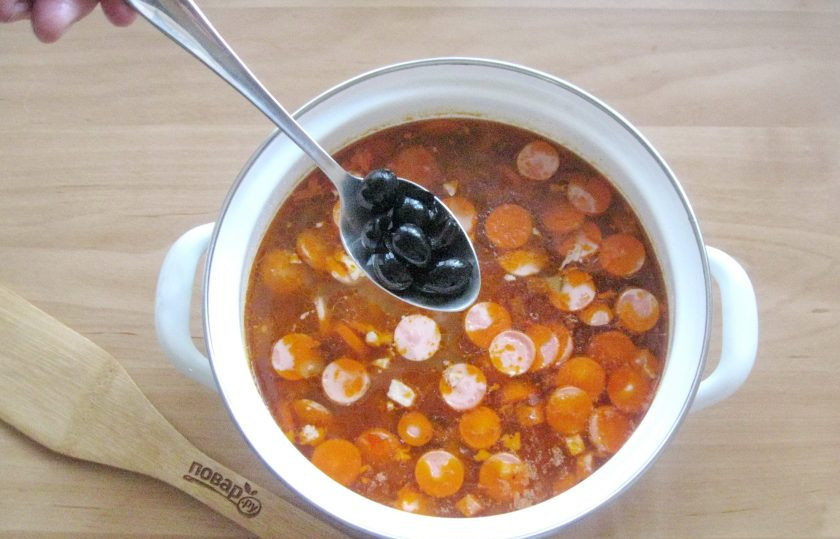 1. Этап. Солянка Советская: В готовую солянку добавьте маслины.