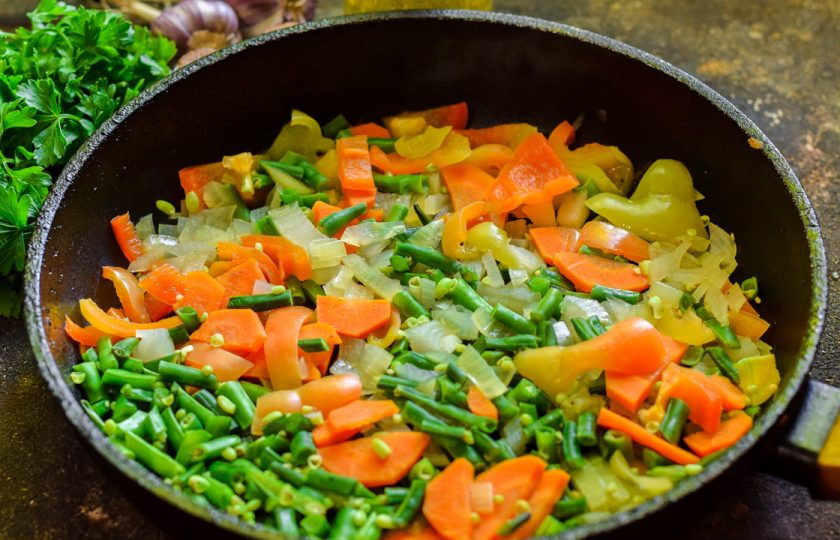 1. Этап. Зеленое лобио: В сковороде прогрейте немного воды, опустите все овощи и тушите под крышкой 20 минут, до готовности. В конце добавьте все выбранные специи и прогрейте несколько минут. Готовое лобио подавайте к столу.
