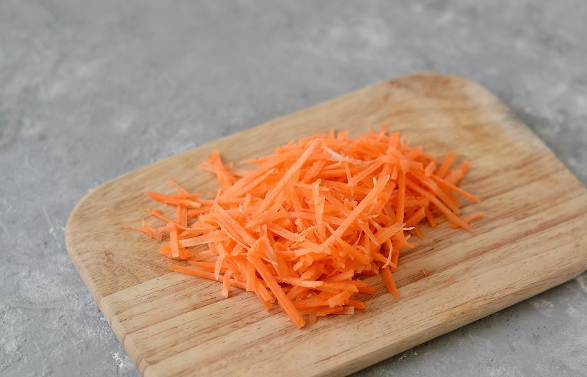 1. Этап. Салат из кольраби и редиса: Морковь помойте, очистите и натрите на терке для корейской моркови.