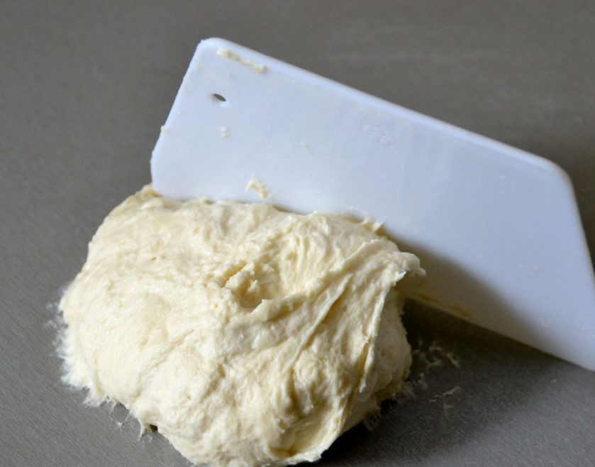 1. Этап. Штрудель со сливой: Замесите тесто, вымешивайте долго, не менее 7 минут, чтобы тесто не липло к рукам, помогайте себе скребком для теста. В случае необходимости можно добавить немного муки.